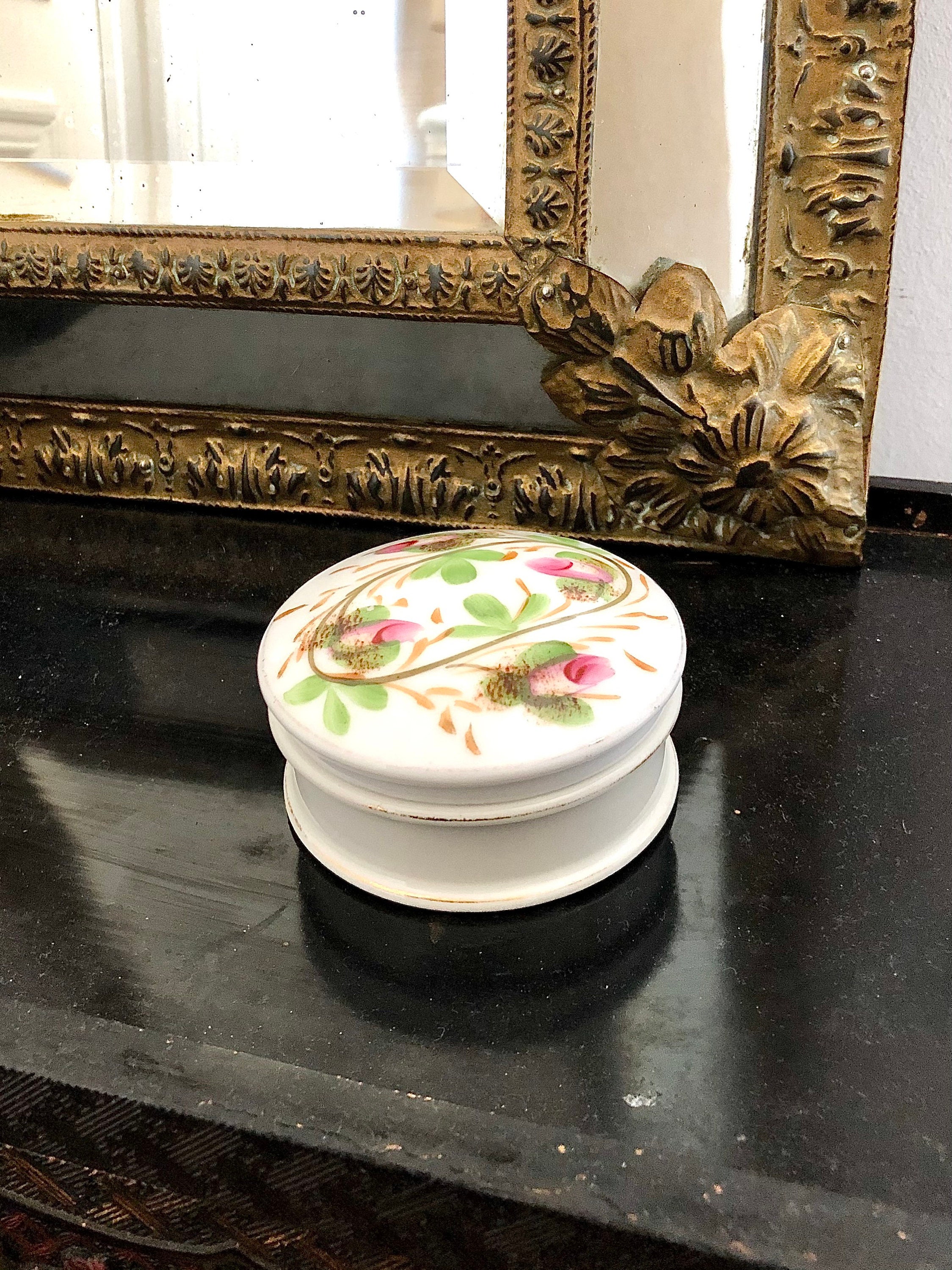 Petite Boîte à Crème de Beauté en Porcelaine Paris Époque Louis-Philippe