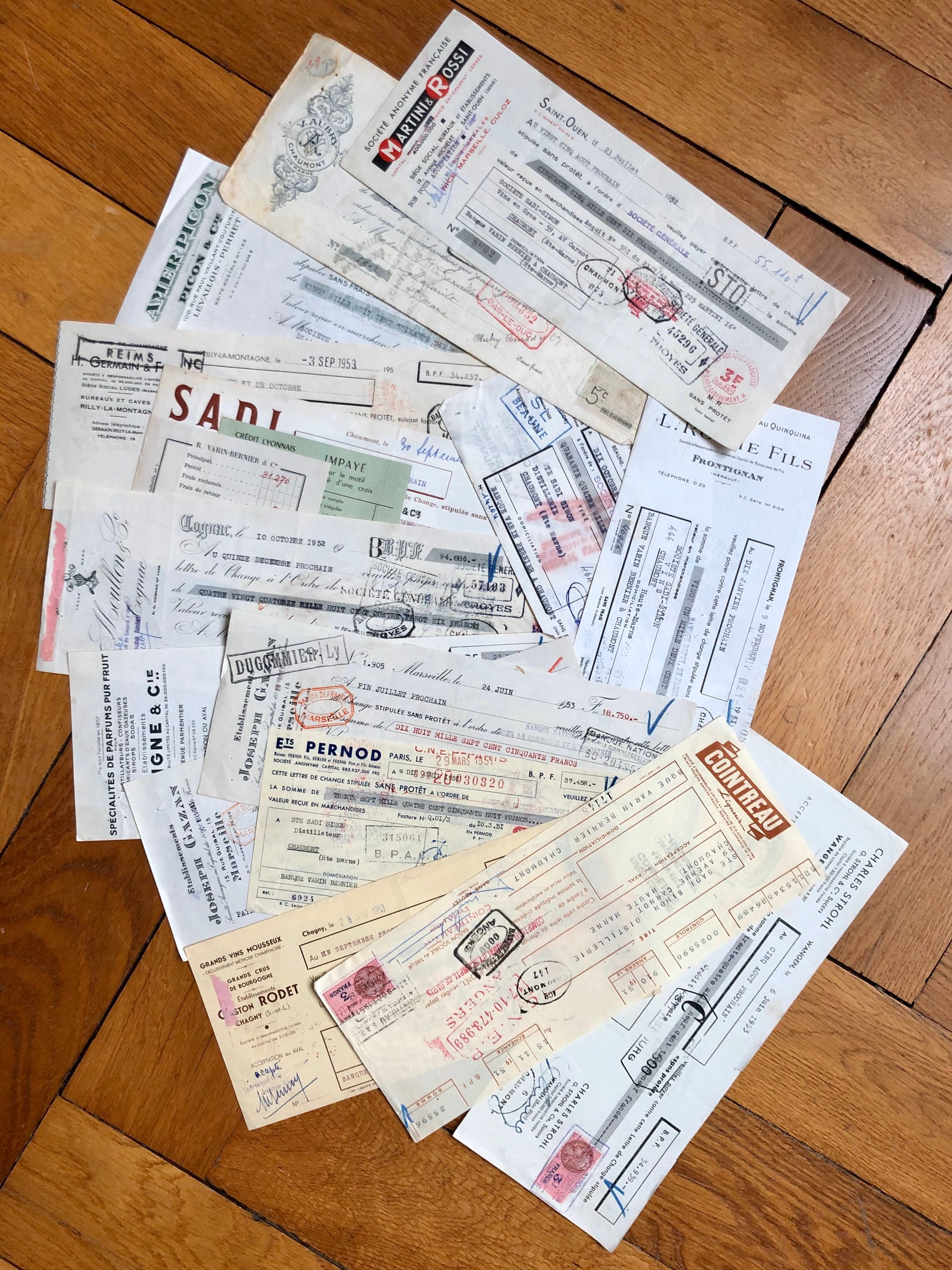 16 Bankschecks mit Steuermarken zum Thema französischer Wein und Spirituosen