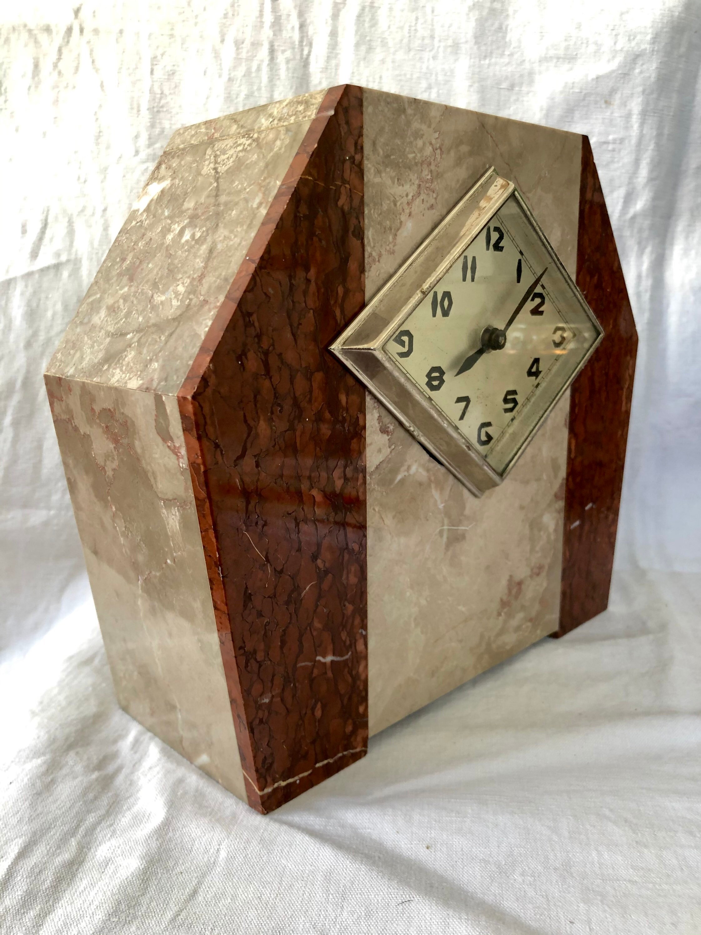 Pendule Art Deco en marbre rose