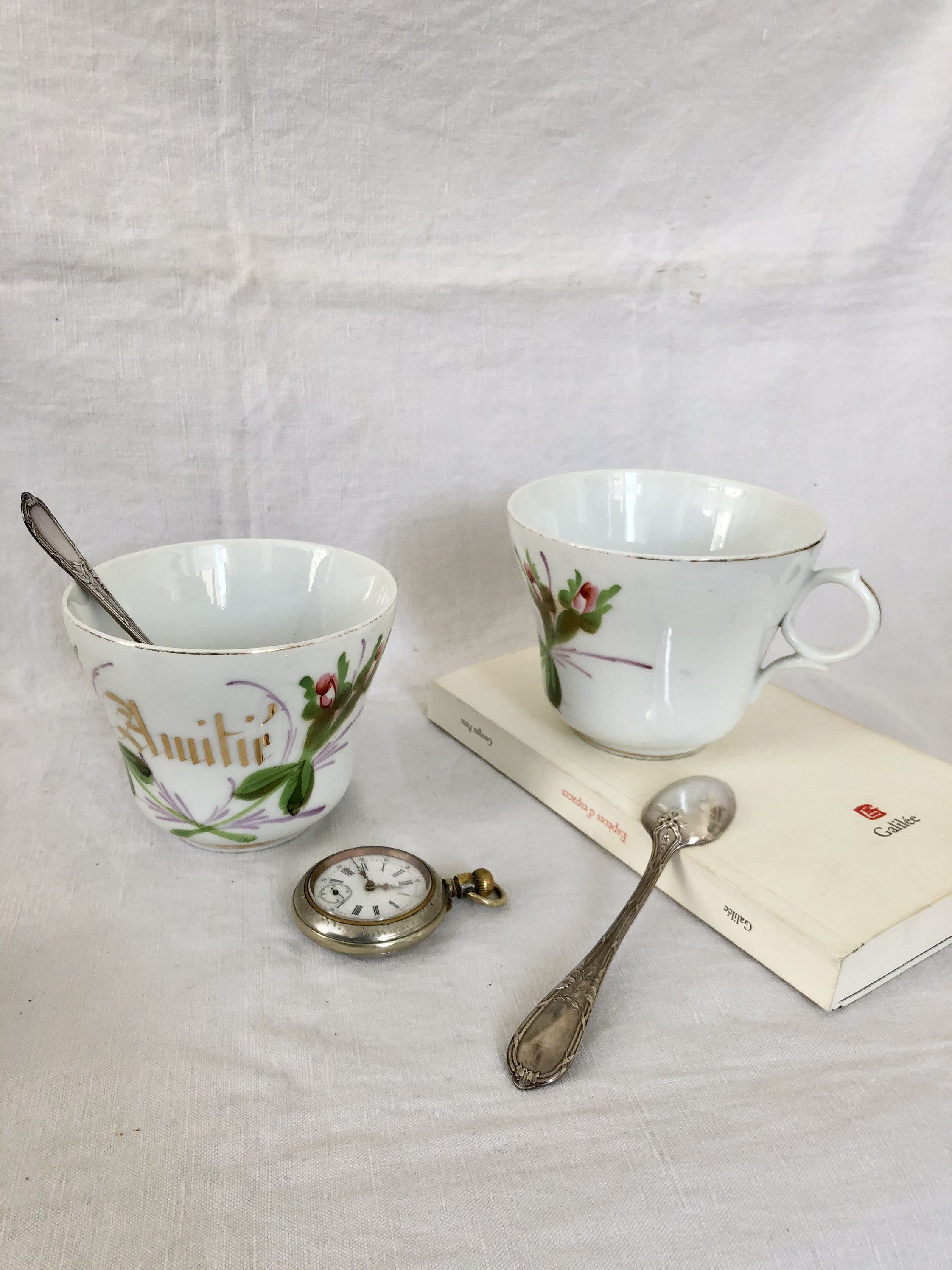 Deux Tasses à Déjeuner en Porcelaine de Paris Ancienne Époque Restauration