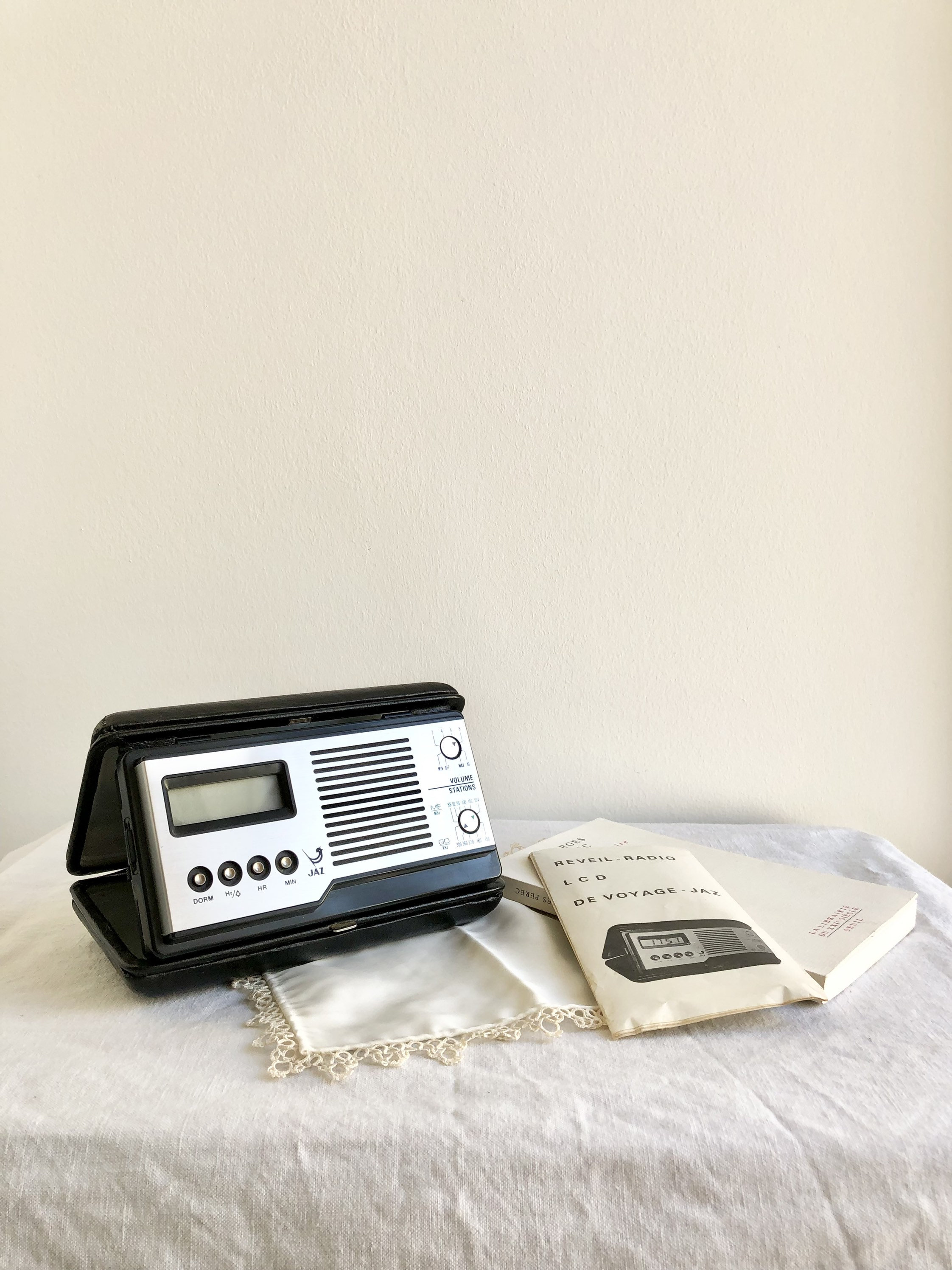 Radio Réveil de Voyage Vintage Des Années 80 Jaz Goffic Gainé Cuir