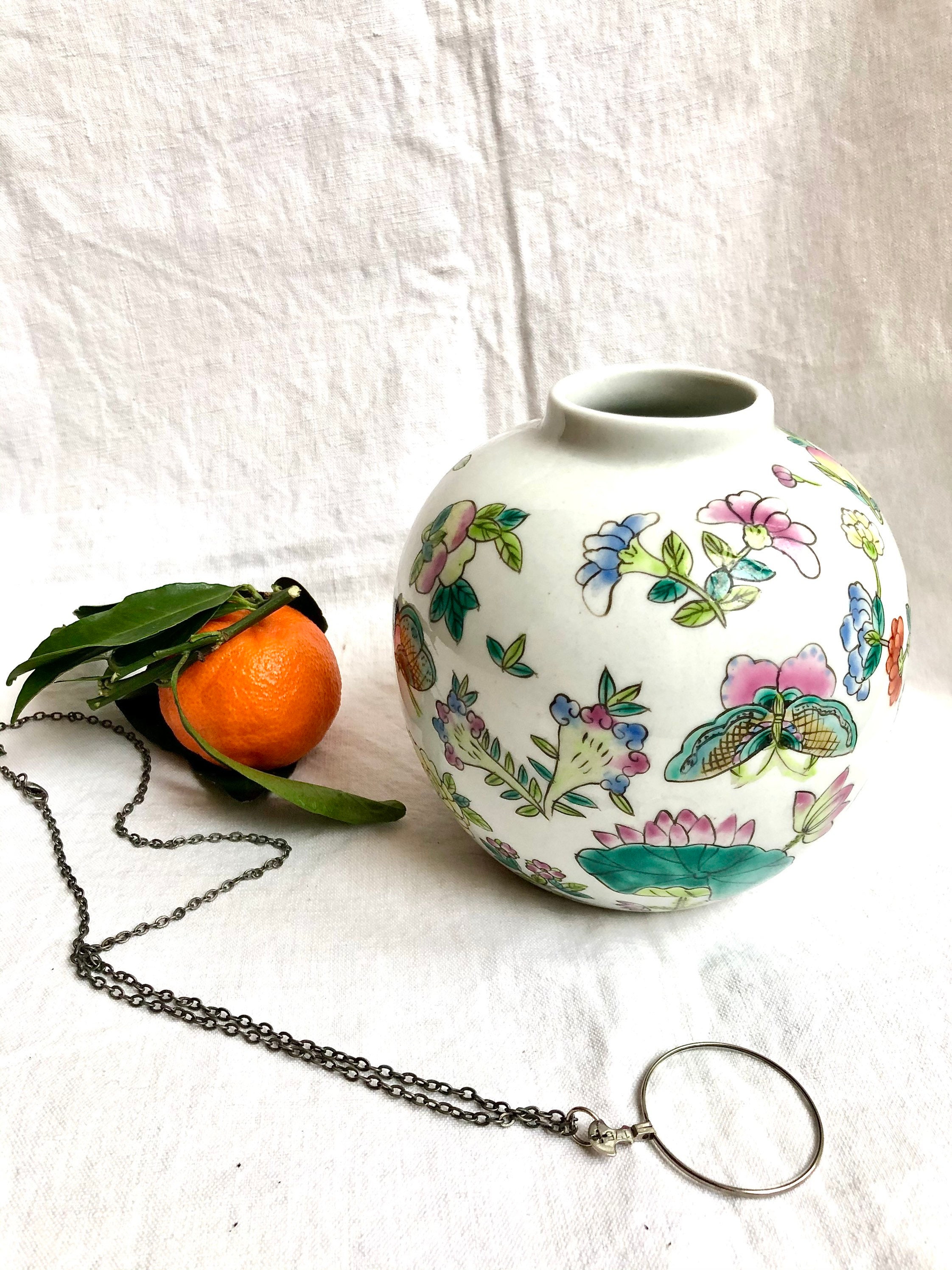 Vase en Porcelaine de Chine Décoré Au Japon Dans Le Goût Kakiemon