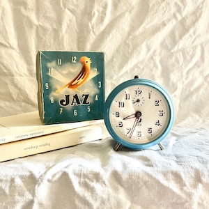 Réveil mécanique ancien Jaz bleu lavande dans sa boîte en carton