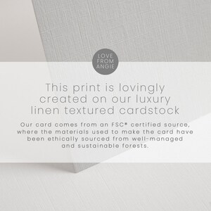 Pu&ograve; includere: Un biglietto bianco con il testo "This print is lovingly created on our luxury linen textured cardstock" e "Our card comes from an FSC certified source, where the materials used to make the card have been ethically sourced from well-managed and sustainable forests."