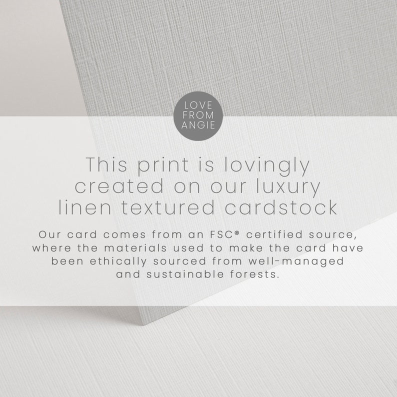 Pu&ograve; includere: Un biglietto bianco con il testo "This print is lovingly created on our luxury linen textured cardstock" e "Our card comes from an FSC certified source, where the materials used to make the card have been ethically sourced from well-managed and sustainable forests."