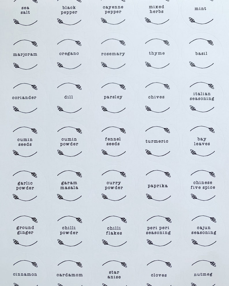Op de afbeelding: Een set van 36 witte ronde etiketten voor specerijenpotten met zwarte tekst en eenvoudige lijntekeningen van kruiden en specerijen. De etiketten bevatten namen zoals zeezout, zwarte peper, cayennepeper, gemengde kruiden, munt, marjolein, oregano, rozemarijn, tijm, basilicum, koriander, dille, peterselie, bieslook, Italiaanse kruiden, komijnzaad, komijnpoeder, venkelzaad, kurkuma, laurierblaadjes, knoflookpoeder, garam masala, currypoeder, paprika, Chinese vijf specerijen, gemberpoeder, chilipeperpoeder, chilivlokken, peri peri kruiden, Cajun kruiden, kaneel, kardemom, steranijs, kruidnagel en nootmuskaat.