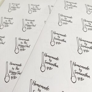 K&ouml;nnte beinhalten: Ein Blatt wei&szlig;es Aufkleberpapier mit mehreren runden Aufklebern, auf denen der Text "Homemade by The Veggy Chef" und eine Zeichnung eines Holzl&ouml;ffels gedruckt ist. Andere Aufkleber zeigen den Text "Homemade by Samantha" mit einer Zeichnung eines Holzl&ouml;ffels.
