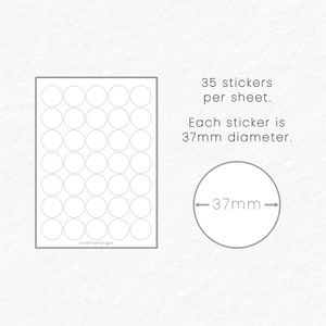 Op de afbeelding: Een vel met 35 witte ronde stickers, elk met een diameter van 37 mm. Het vel is verdeeld in een raster van 7 rijen en 5 kolommen. De tekst "lovefromangie" staat in de linkerbenedenhoek.