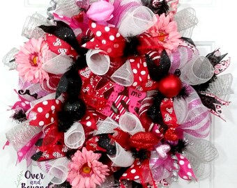 Corona decorativa para el día de San Valentín, corona de San Valentín, decoración de puerta para San Valentín, decoración de San Valentín, corona de malla, corona rosa, roja y negra, corona de interior