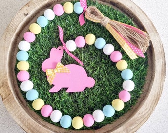 Plateau de Pâques en bois avec guirlande de perles, décoration de lapin, chaîne de perles en bois avec étiquette de lapin et pampilles de printemps