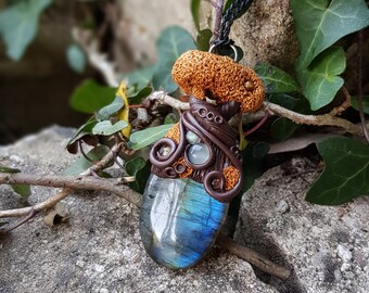 Dreaming tree: Tree of life pendant set with a labradorite cabochon with blue reflections