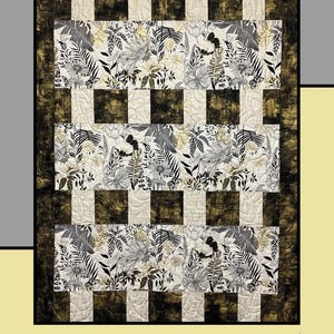 Könnte beinhalten: Ein Quilt mit einem floralen Muster in Schwarz, Weiß und Gold, mit dem Text "Tres Leches" oben. Der Quilt hat ein Schachbrettmuster und den Text "Heidi Cook for Villa Rosa Designs" unten.
