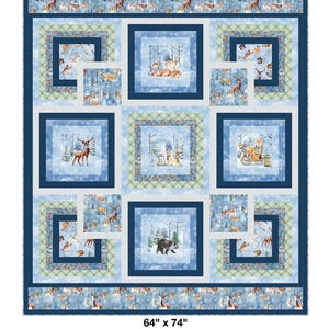 Może przedstawiać: Niebiesko-biała kołdra z motywem leśnym. Kołdra posiada kwadraty z jeleniami, niedźwiedziami i lisami w zimowej scenerii. Kołdra ma wymiary 163 cm x 188 cm i na górze napis "Step Into Wonderland".