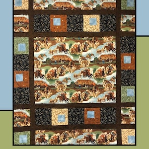 Pode incluir: Um edredom de patchwork com tema Western. O edredom apresenta um painel central com cowboys a cavalo, rodeado por quadrados estampados em tons de castanho, preto e bege. As palavras "Out West" estão no topo e "Tamara Cook for Villa Rosa Designs" na parte inferior.