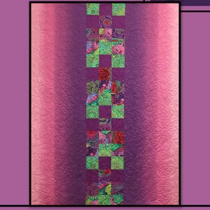 Peut inclure: Une courtepointe avec un fond dégradé violet et rose et une colonne centrale de carrés à motifs. Les carrés présentent des motifs floraux et géométriques en vert, rouge et violet. Le texte "PURPLE RAIN" est en haut et "Villa Rosa Designs" en bas.
