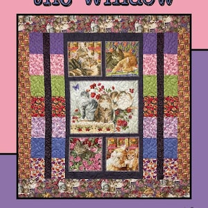 以下が含まれることがあります： 「Through the Window」の文字が入ったキルト。窓枠の中に猫の画像があり、ピンク、紫、緑、赤などの花柄や模様の生地で囲まれています。デザイナーの名前は「Molly Cook」です。