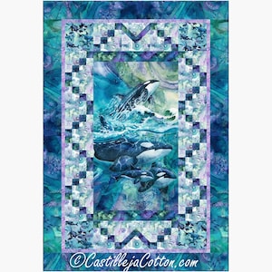 Pode incluir: Uma colcha com um design de estilo aquarela de orcas nadando em um oceano azul e verde. A colcha tem uma borda xadrez com um esquema de cores roxo e azul. A colcha é intitulada "Castilleja Cotton.com".