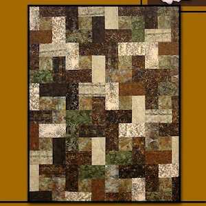 Könnte beinhalten: Quiltmuster Iced Tea von Villa Rosa Designs. Der Quilt hat ein Patchwork-Design mit braunen, beigen und grünen Stoffen.