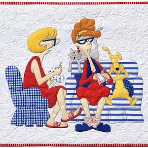 Peut inclure: Deux femmes portant des robes rouges et des lunettes sont assises sur un canapé à rayures bleues et blanches avec un chien jaune et un chat gris. La femme de gauche tient un tissu bleu et blanc à pois. La femme de droite écrit dans un carnet.