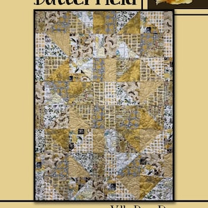 Puede incluir: Un patrón de colcha llamado "Butterfield" de Villa Rosa Designs. La colcha está hecha de tela amarilla y blanca con un patrón geométrico. La colcha está rodeada por un borde de margaritas blancas sobre un fondo marrón.