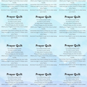 Könnte beinhalten: Ein Blatt Papier mit dem Text "Prayer Quilt", der mehrfach wiederholt wird. Jeder Textabschnitt enthält ein tröstendes Gedicht mit Zeilen wie "In deiner Hand halten" und "Gott ist immer an deiner Seite."