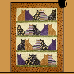 Könnte beinhalten: Ein Quiltmuster mit einem Design aus mehreren Katzen in einer Reihe, mit einer schwarzen Katzensilhouette in der oberen rechten Ecke. Der Quilt ist aus verschiedenen Stoffen in Orange, Lila, Schwarz und Weiß gefertigt. Der Titel "Cat City" ist oben im Bild in Schwarz geschrieben. Der Text "Villa Rosa Designs" ist unten im Bild in Schwarz geschrieben.