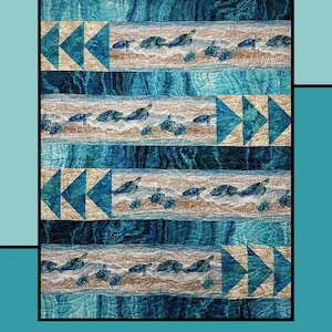 Pode incluir: Um padrão de colcha com um design azul e branco com o texto "Turtle Soup" e o nome "Heidi Cook para Villa Rosa Designs".