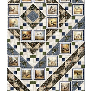 Peut inclure: Une courtepointe sur le thème de la nature, avec des carrés représentant des cerfs, des canards et des dindes. La courtepointe mesure 152 cm sur 203 cm, avec un motif central en losange et une bordure en tissu bleu, vert et marron. Le texte "Around the Corner" est en haut.