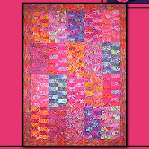 Könnte beinhalten: Ein farbenfroher Quilt mit dem Wort "DUET" oben. Der Quilt zeigt ein Patchwork-Design in Rosa-, Lila-, Orange- und Gelbtönen. Eine rosa Rose befindet sich in der oberen rechten Ecke. Die Worte "Villa Rosa Designs" stehen unten.