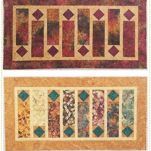 Pode incluir: Dois caminhos de mesa retangulares com design de patchwork. O superior tem um esquema de cores bordô e dourado com detalhes de diamante. O inferior apresenta um esquema de cores dourado e turquesa. Texto: "Punctuated" e "Quilting Renditions".