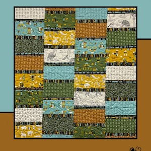 Pode incluir: Um padrão de colcha chamado "Underline" de Molly Cook para Villa Rosa Designs. A colcha é feita de uma grade de quadrados com diferentes padrões e cores, incluindo amarelo, verde, azul e branco. A colcha apresenta uma variedade de ilustrações de animais, incluindo uma tartaruga, um abutre e um lagarto.