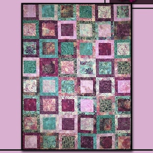 Peut inclure: Une courtepointe patchwork avec un motif carré dans les tons de sarcelle, de violet, de rose et d'or. Le mot "Chianti" est en haut et "Villa Rosa Designs" en bas. Une rose est dans le coin supérieur droit.