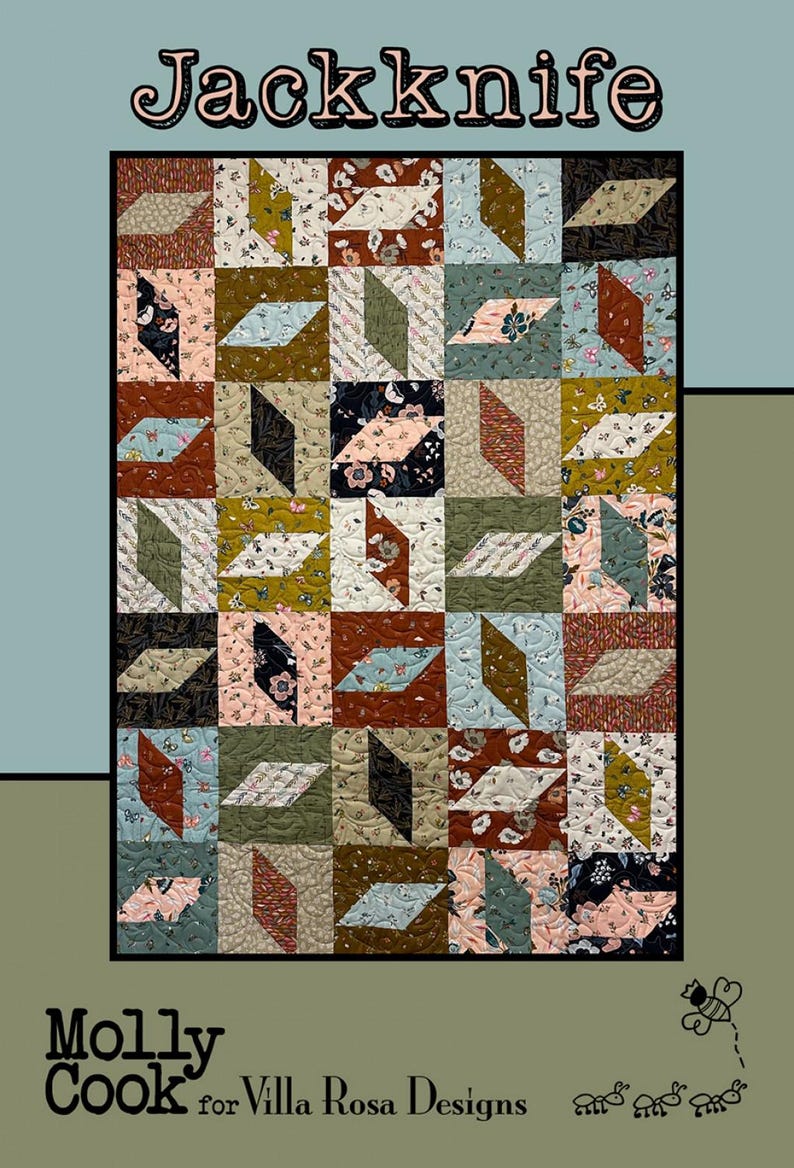 K&ouml;nnte beinhalten: Ein Quiltmuster namens "Jackknife", entworfen von Molly Cook f&uuml;r Villa Rosa Designs. Der Quilt zeigt ein geometrisches Muster aus Quadraten und Rechtecken in verschiedenen Braunt&ouml;nen, Gr&uuml;n-, Blau- und Rosat&ouml;nen. Der Quilt ist aus Stoff mit floralen und geometrischen Mustern gefertigt.