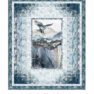 Pode incluir: Um padrão de colcha com uma águia careca voando sobre uma cordilheira com uma cachoeira. A colcha é emoldurada com uma borda quadriculada azul e branca. O texto "Above It All" está no topo da imagem e "Pine Tree Country Quilts" na parte inferior da imagem.