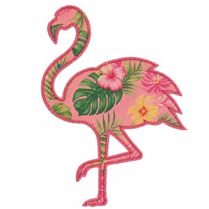 Peut inclure: Un écusson en tissu en forme de flamant rose avec un motif tropical composé de feuilles de monstera vertes, de fleurs d'hibiscus roses et de fleurs jaunes, le tout bordé d'une bordure décorative cousue en fil rose.