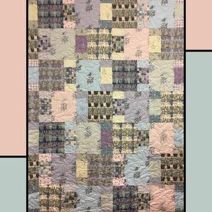 Peut inclure: Une courtepointe patchwork avec les mots "Potting Shed" en haut. La courtepointe présente des carrés de différentes couleurs pastel et motifs, y compris des images de plantes en pot. La courtepointe est conçue par Molly Cook pour Villa Rosa Designs.