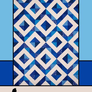 Puede incluir: Un patrón de colcha llamado "Underground" de Melissa Milligan para Villa Rosa Designs. La colcha está hecha de tela azul y blanca y presenta un patrón geométrico de cuadrados y triángulos.