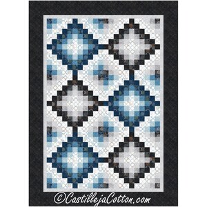 Puede incluir: Un edredón con un patrón geométrico en tonos de azul, gris y blanco. El diseño presenta formas de diamante y un fondo a cuadros. El edredón tiene un borde negro y el texto "CastillejaCotton.com" en la parte inferior.