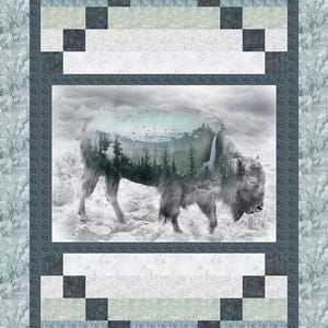 Puede incluir: Un edredón rectangular con una imagen de bisonte superpuesta a una escena de bosque y cascada. El edredón tiene un borde estampado en tonos azules y grises, con un diseño de patchwork que enmarca la imagen central. El bisonte se representa en un paisaje nevado.