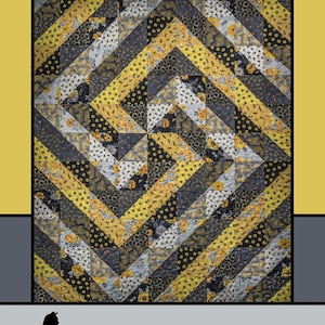 Pode incluir: Um padrão de colcha chamado "Whirlpool" de Melissa Milligan para Villa Rosa Designs. A colcha apresenta um padrão geométrico de tecido preto, amarelo e branco com um tema de abelhas e girassóis.