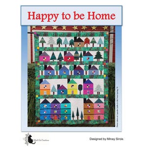Può includere: Una trapunta colorata con un design a patchwork di case e alberi. La trapunta è intitolata "Happy to be Home" ed è stata progettata da Minay Sirois.