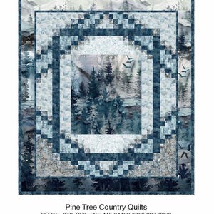 Puede incluir: Un diseño de patrón de colcha que presenta una escena dividida de un bosque invernal con un esquema de color azul y blanco. El patrón se llama "Split Scene" y está disponible en Pine Tree Country Quilts.