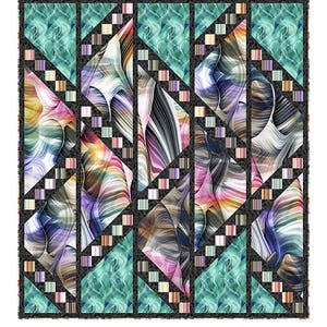 Puede incluir: Un patrón de colcha llamado "Twisted Motion" con un diseño abstracto colorido en turquesa, morado, rosa y naranja. La colcha está hecha de triángulos y cuadrados. El texto "Pine Tree Country Quilts" está en la parte inferior de la imagen, junto con la dirección y el sitio web de la empresa.