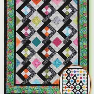 Pode incluir: Um padrão de colcha colorido com fundo preto e um padrão de diamantes. A colcha é cercada por uma borda verde com desenhos florais. O texto "A Charming Twist" está no topo da imagem. O texto "Bonus: Wind Chimes" está na parte inferior da imagem. O texto "Black Cat Creations" está na parte inferior da imagem. O texto "Designed by Minay Sirois" está na parte inferior da imagem.