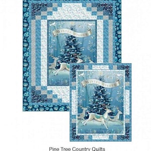 Puede incluir: Un patrón de edredón con temática invernal, con una imagen central de un árbol de Navidad decorado y ciervos. El diseño está enmarcado por bordes azules y blancos estampados. El texto "Winter Wishes" se muestra en una pancarta. El patrón es de Pine Tree Country Quilts.