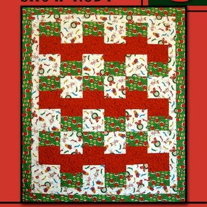 Könnte beinhalten: Eine handgefertigte Steppdecke mit einem geometrischen Muster in Rot und Weiß, umrandet von grünem und weißem Stoff mit weihnachtlichen Designs. Die Steppdecke trägt den Text "SNOW RUBY" und "Villa Rosa Designs". Eine rote Rose befindet sich in der oberen rechten Ecke.