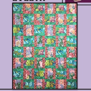 以下が含まれることがあります： 上部に「EVELYN」という名前が入った花柄のキルト。キルトは、緑、ピンク、紫、青の花柄のパッチワークデザインが特徴です。「Villa Rosa Designs」という言葉が一番下にあります。