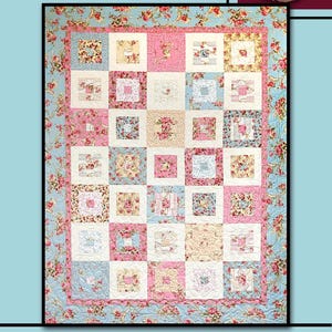 Puede incluir: Un edredón de patchwork con diseño floral. El edredón presenta cuadrados en rosa, azul y crema, con estampados florales y un borde floral. La palabra "WANDA" está en la parte superior y "Villa Rosa Designs" en la inferior.