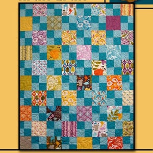 Może przedstawiać: Kołdra patchworkowa z turkusowym wzorem kratki i różnymi kwadratami we wzory w odcieniach żółtego, pomarańczowego, fioletowego i niebieskiego. Tekst "NIGHT LIGHT" znajduje się na górze, a "Villa Rosa Designs" na dole. Żółta róża znajduje się w prawym górnym rogu.