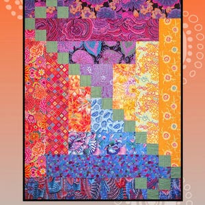 Op de afbeelding: Een kleurrijke quilt met het woord "Wanderlust" bovenaan. De quilt toont een verscheidenheid aan stoffen met patronen in tinten roze, paars, oranje, blauw en groen. De tekst "creative sewlutions for Villa Rosa Designs" staat onderaan.
